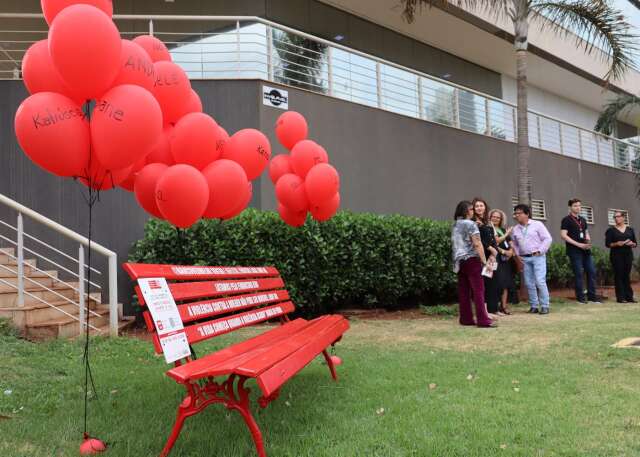 Banco Vermelho &eacute; instalado no MPT em mem&oacute;ria de jornalista assassinada