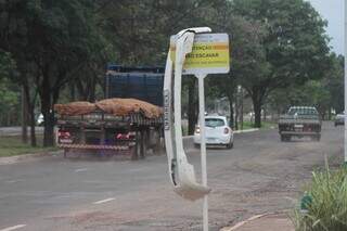 Ap&oacute;s alagamento de avenida, para-choque de carro &eacute; encontrado pendurado em placa