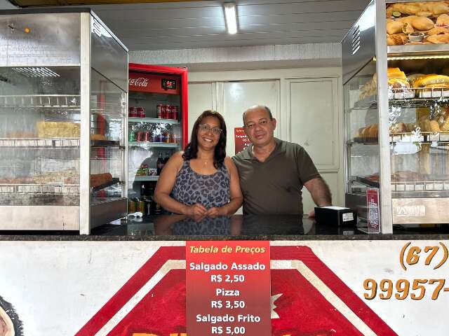 Conhecido nas cantinas escolares, casal agora serve na calçada de casa