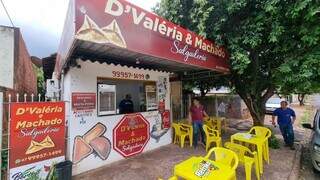 Conhecido nas cantinas escolares, casal agora serve na cal&ccedil;ada de casa
