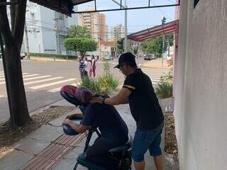Na cal&ccedil;ada, &lsquo;Sr. Miyagi&rsquo; alivia estresse e vira amuleto de sorte de advogados