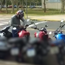 V&iacute;deo mostra dupla tentando furtar moto antes de ser presa em shopping