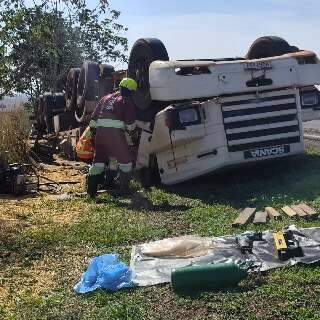 Caminh&atilde;o tomba e motorista morre prensado na cabine