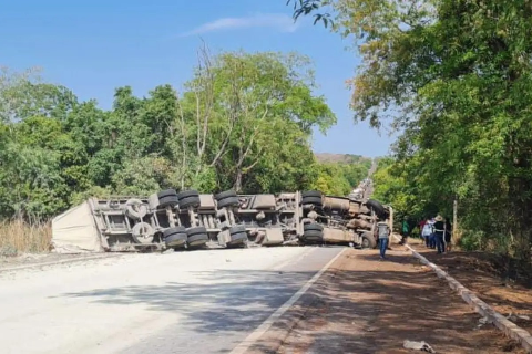 Acidente com carreta carregada de cimento paralisa tr&aacute;fego na BR-262