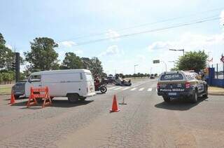 Fam&iacute;lia escapa ilesa ap&oacute;s carro capotar na Avenida Duque de Caxias