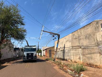 Condutor atinge poste e deixa quase 300 casas sem energia