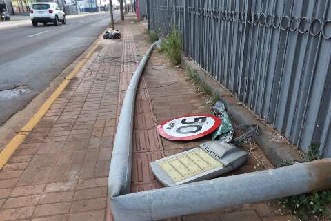 Acidentes de tr&acirc;nsito derrubaram 74 postes s&oacute; em Campo Grande em 2024