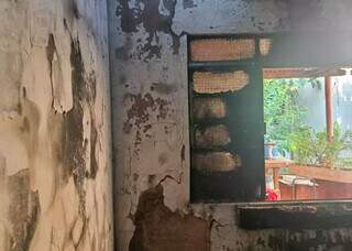 Ap&oacute;s inc&ecirc;ndio poupar somente quadro de santa, fam&iacute;lia pede ajuda para recome&ccedil;ar