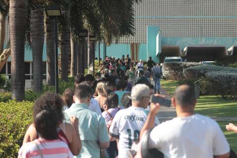 Fila de bazar da Santa Casa come&ccedil;ou ontem com esperan&ccedil;a de celular barato