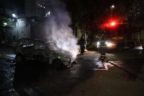 Falha mec&acirc;nica causa inc&ecirc;ndio em carro no centro de Campo Grande