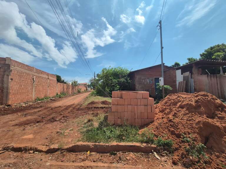 Tijolos e areai já colocados no local para construção do muro (Foto: Marcos Maluf)