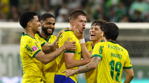 De virada, Palmeiras goleia Bragantino e mant&eacute;m lideran&ccedil;a isolada