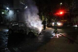 Falha mecânica causa incêndio em carro no centro de Campo Grande Falha mecânica causa incêndio em carro no centro de Campo Grande