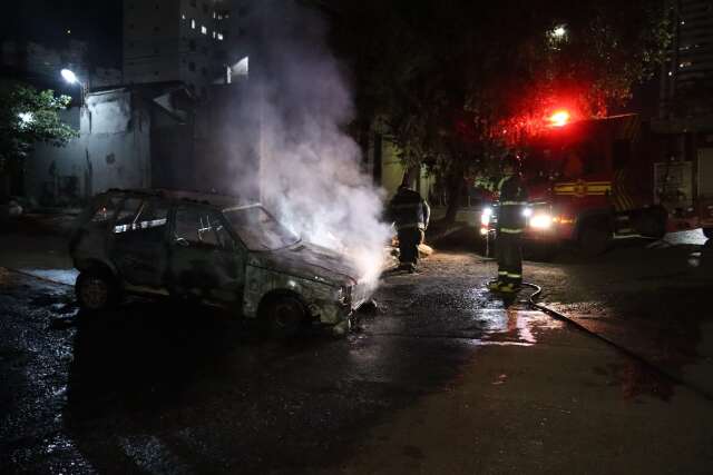 Falha mec&acirc;nica causa inc&ecirc;ndio em carro no centro de Campo Grande