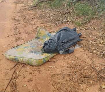 Encontrado em lona foi executado com disparos na mand&iacute;bula e no peito