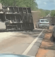 Tr&aacute;fego na BR-262 &eacute; normalizado oito horas ap&oacute;s tombamento de caminh&atilde;o