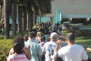 Fila de bazar da Santa Casa começou ontem com esperança de celular barato Fila de bazar da Santa Casa começou ontem com esperança de celular barato
