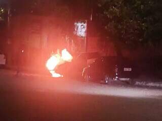 Falha mecânica causa incêndio em carro no centro de Campo Grande Falha mecânica causa incêndio em carro no centro de Campo Grande