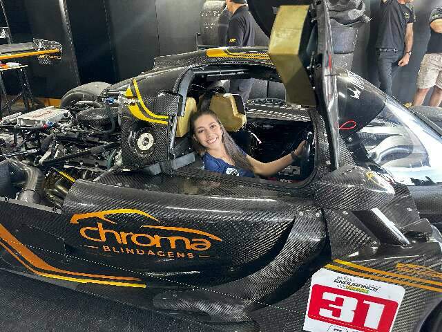 Nathalia seguiu os passos do pai mec&acirc;nico e chegou &agrave; Stock Car