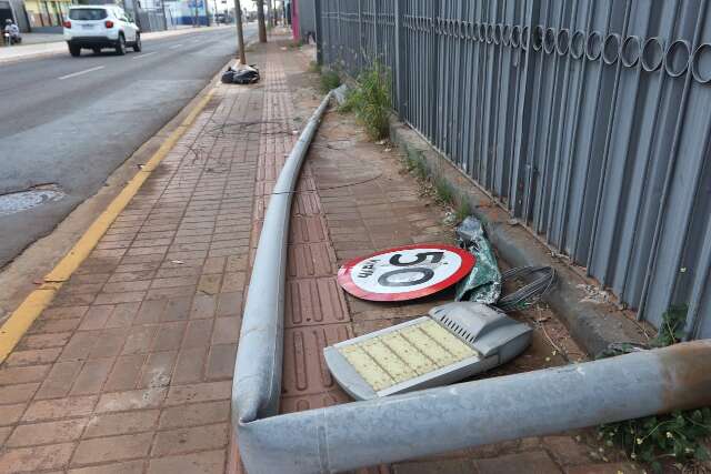 Acidentes de tr&acirc;nsito acabaram com 74 postes s&oacute; em Campo Grande neste ano