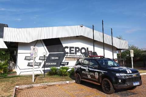 Moradores ouvem gritos de socorro e rapaz &eacute; resgatado de c&aacute;rcere