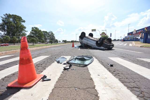 Fam&iacute;lia escapa ilesa ap&oacute;s carro capotar na Avenida Duque de Caxias