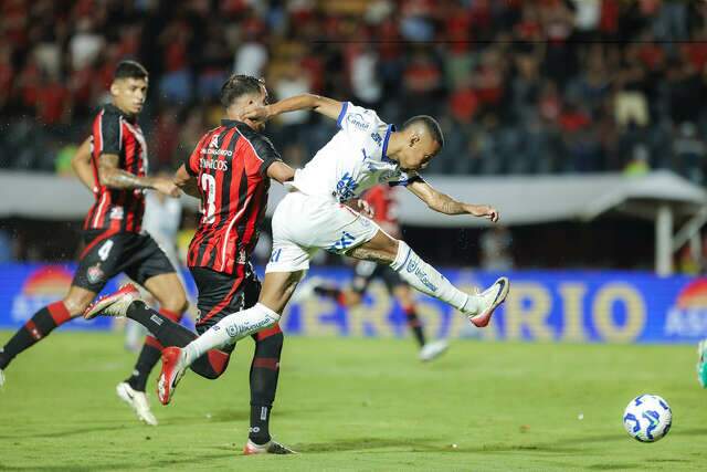 Vit&oacute;ria marca dois e vence Bahia com gola&ccedil;o de Ra&uacute;l C&aacute;ceres