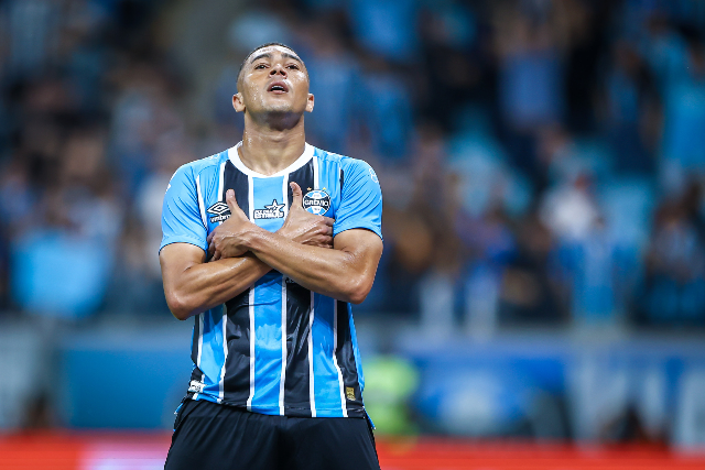 Carlos Vin&iacute;cius marca duas vezes e Gr&ecirc;mio vence S&atilde;o Paulo por 2 a 0