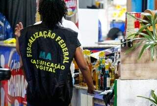 Fiscaliza&ccedil;&atilde;o de &oacute;rg&atilde;os federais apreende bebidas sem registro na Feira Central