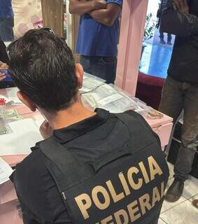 Alvo de a&ccedil;&atilde;o contra esquema milion&aacute;rio de contrabando foge e cinco s&atilde;o presos