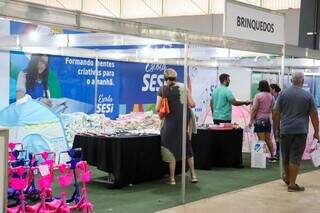 Bazar do S&atilde;o Juli&atilde;o atrai multid&atilde;o em busca de brinquedos, perfumes e casacos