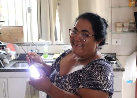 Estoque de velas e lanternas: moradores denunciam falhas constantes de energia