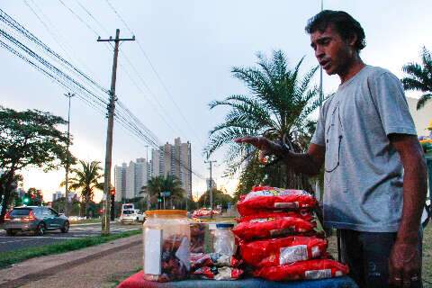De imigrantes a veteranos nas ruas, ambulantes ocupam cada canto de Campo Grande