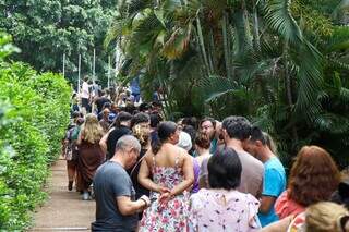 Bazar do São Julião atrai multidão em busca de brinquedos, perfumes e casacos Bazar do São Julião atrai multidão em busca de brinquedos, perfumes e casacos