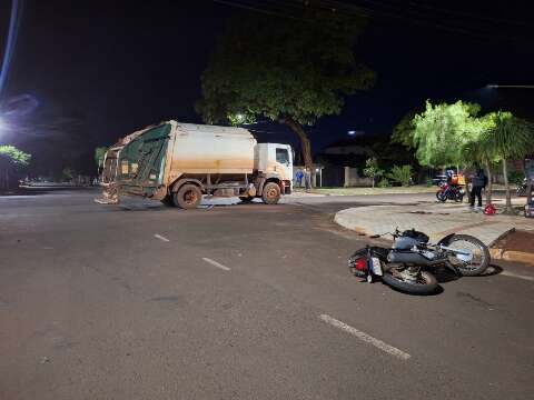 Motoentregador bate em caminhão de coleta de lixo e morre no hospital