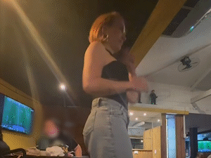 &quot;Aqui n&atilde;o &eacute; boate&rdquo;: influencer &eacute; proibida de dan&ccedil;ar no Caf&eacute; Mostrada