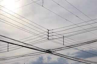 Estoque de velas e lanternas: moradores denunciam quedas constantes de energia