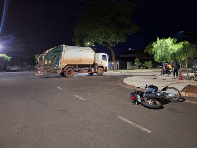 Motoentregador bate em caminh&atilde;o de coleta de lixo e morre no hospital