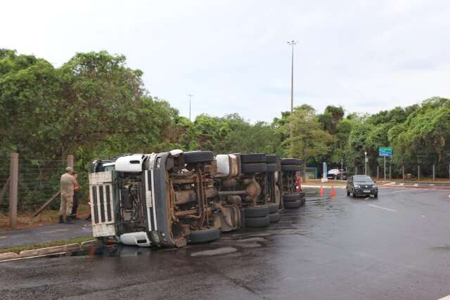 Motorista erra trajeto e tomba caminh&atilde;o carregado de carne no Parque dos Poderes