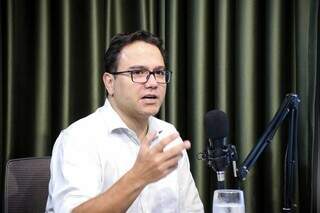 Com 9 casos na família, deputado revela câncer na tireoide e passa por cirurgia Com 9 casos na família, deputado revela câncer na tireoide e passa por cirurgia