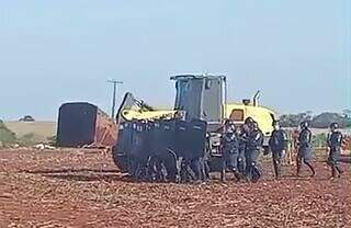 PM diz que confronto com ind&iacute;genas teve armas apreendidas e viatura danificada