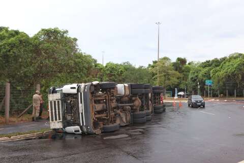 Motorista erra trajeto e tomba caminh&atilde;o carregado de carne no Parque dos Poderes