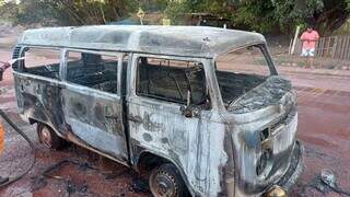 Kombi de entrega de pães é totalmente destruída pelo fogo em Corumbá Kombi de entrega de pães é totalmente destruída pelo fogo em Corumbá