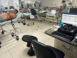 Sem ventila&ccedil;&atilde;o, pacientes improvisam papel&atilde;o para tentar amenizar calor no HR