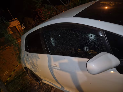 Carro de comerciante &eacute; atingido por 14 tiros na fronteira com o Paraguai