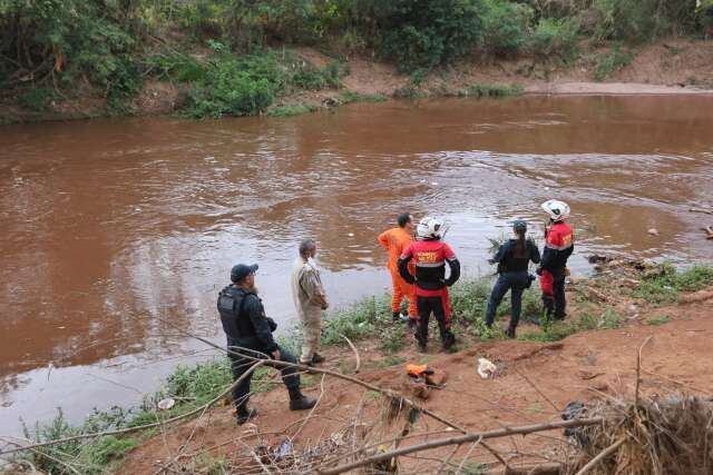 Bombeiros procuram corpo de homem no Rio Anhandu&iacute; 