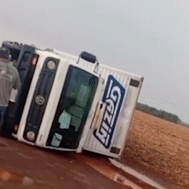 Temporal que derrubou &aacute;rvores e placas, tombou at&eacute; caminh&atilde;o no interior