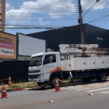 Caminh&atilde;o derruba fios e causa apag&atilde;o em trecho da Joaquim Murtinho 