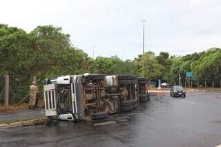 Motorista erra trajeto e tomba caminh&atilde;o carregado de carne no Parque dos Poderes