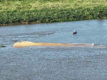 Em baixa, rio se torna risco ainda maior de afogamentos, alertam bombeiros